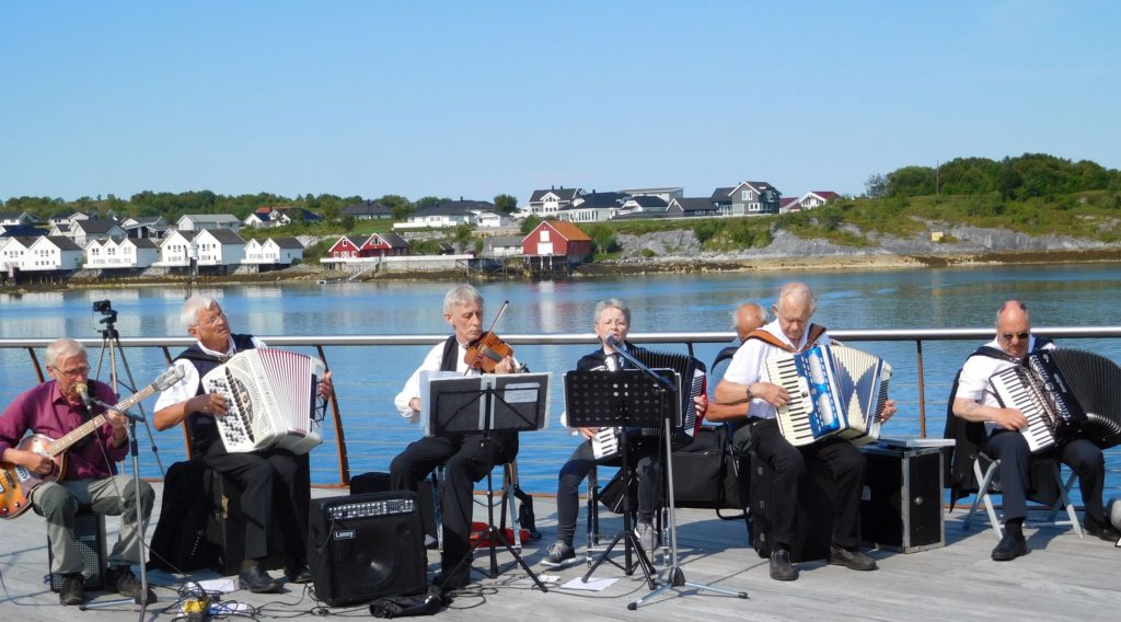 Band greets cruise visitors in Bronnoysund
