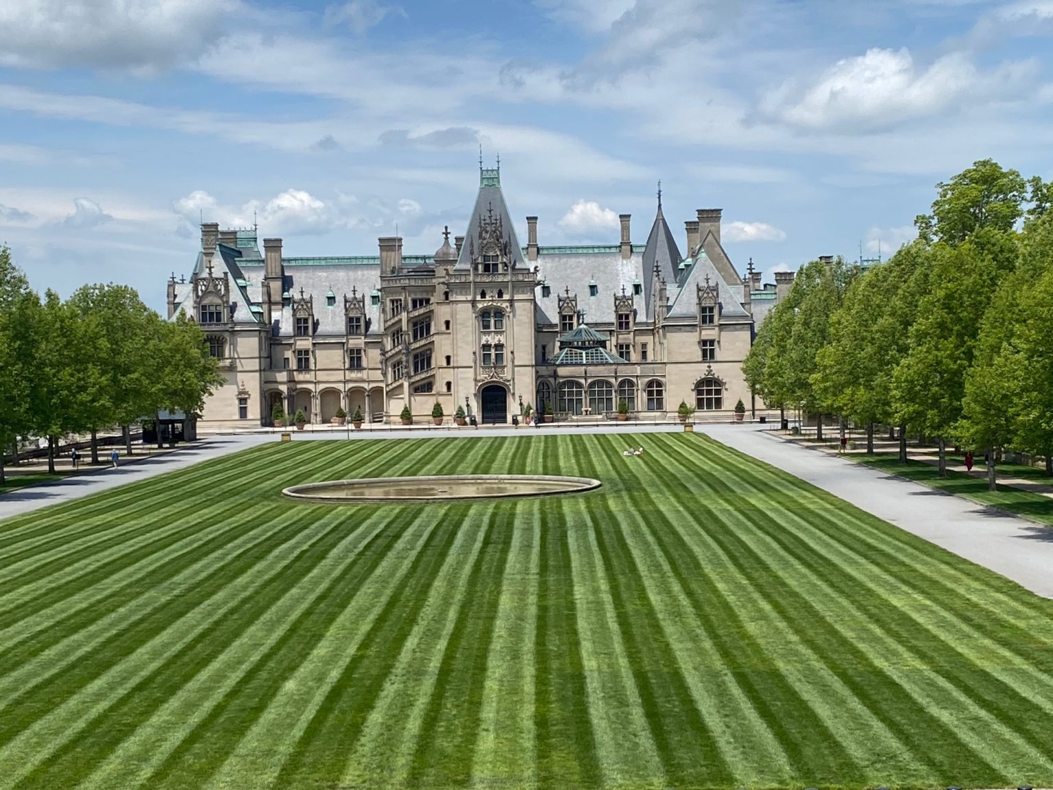 the-breathtaking-beauty-of-the-rose-garden-at-biltmore-estate